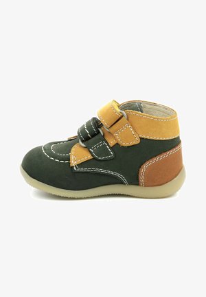 Stivali per bambini realizzati in suede verde e marrone con accenti gialli. Presentano due strap in Velcro e cuciture bianche sulla tomaia e sulla suola.