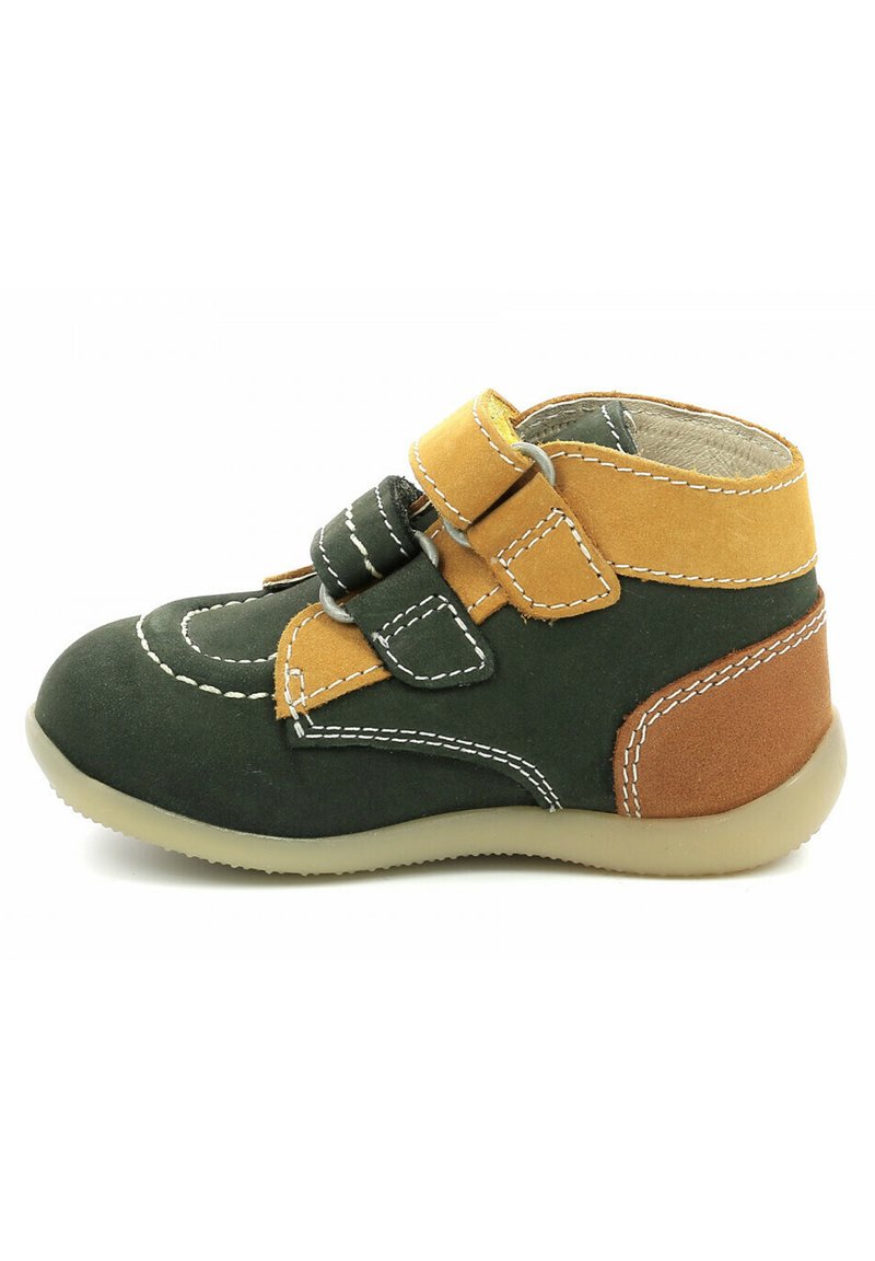 Stivali per bambini realizzati in suede verde e marrone con accenti gialli. Presentano due strap in Velcro e cuciture bianche sulla tomaia e sulla suola.