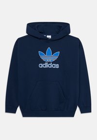Felpa blu navy realizzata in materiale misto cotone. Presenta una tasca frontale a marsupio e un grande logo blu Adidas con grafica delle tre strisce.