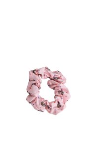 Scrunchie in tessuto rosa con un motivo di piccole illustrazioni e punti colorati, dall'aspetto morbido e testurizzato e forma arrotondata.