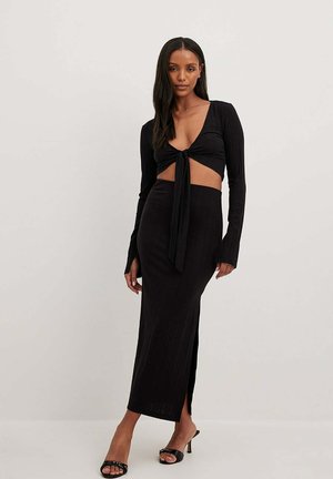 AUS UNREGELMÄSSIGEN  - Maxi skirt - black