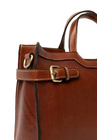 Brun læder tote taske med en struktureret design, kontrasterende sort syning og en dekorativ spænde detalje på remmen.