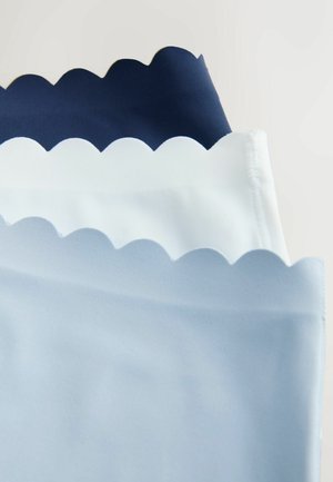 Drei Stoffmuster: Dunkelblau, Weiß und Hellblau. Jedes verfügt über eine gewellte Kante, die eine glatte Textur und lebendige Farben zeigt.