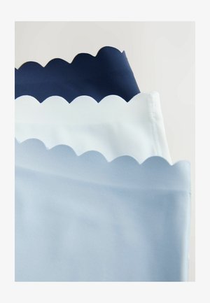 Drei Stoffmuster: Dunkelblau, Weiß und Hellblau. Jedes verfügt über eine gewellte Kante, die eine glatte Textur und lebendige Farben zeigt.