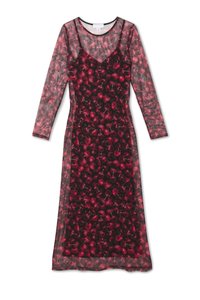 Lang, gjennomsiktig svart kjole med livlige røde kirsebærmønster og lange ermer, lagd over en matchende kjole med kirsebærtrykk.