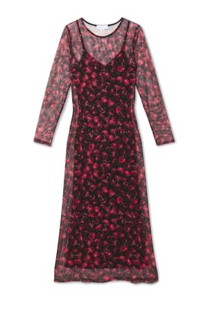 Dlouhá průhledná černá šaty s živým vzorem červených třešní a dlouhými rukávy, navrstvená přes odpovídající slip šaty s potiskem třešní.