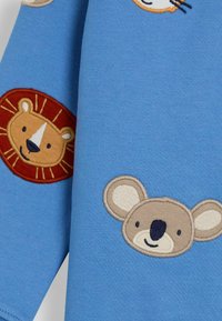 Felpa blu con ricamo di animali: un leone in una toppa circolare rossa e un koala con accenti beige. Tessuto morbido, design con collo rotondo.