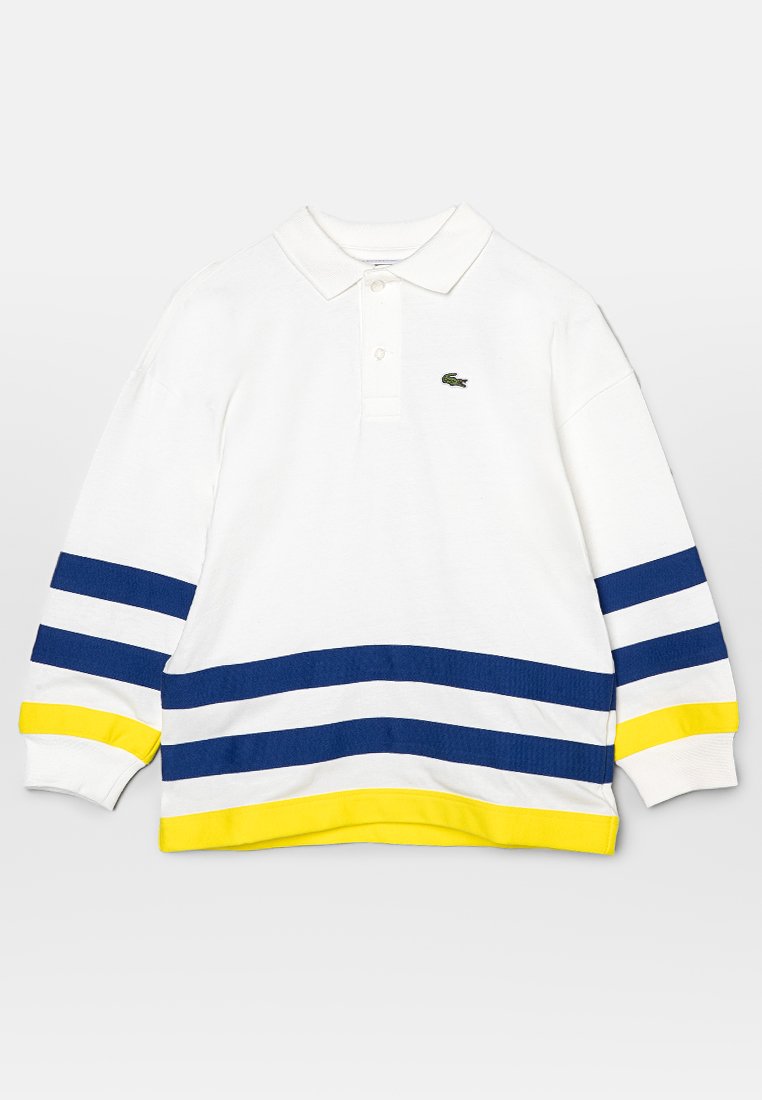 Polo bianco con strisce orizzontali blu navy e gialle. Presenta un colletto e un piccolo logo verde sul petto sinistro.