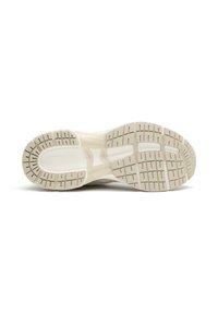 Talpa unei adidași în bej deschis, cu un model de grip din cauciuc texturat. Prezintă margini rotunjite și o talpă intermediară transparentă pentru amortizare.