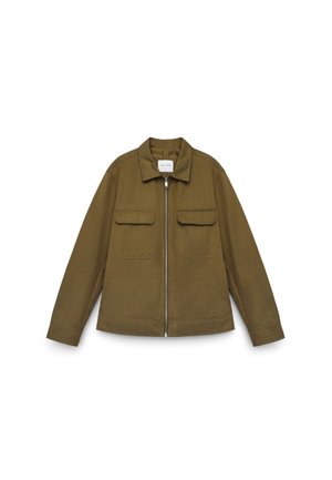 Veste à manches longues vert olive avec fermeture éclair devant et deux poches poitrine à rabat, présentée à plat sur fond blanc.