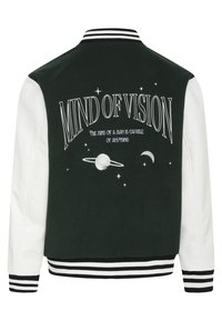 Chaqueta varsity verde y blanca con el gráfico "MIND OF VISION", diseños de estrellas y planetas, puños y dobladillo acanalados, y mangas en contraste.
