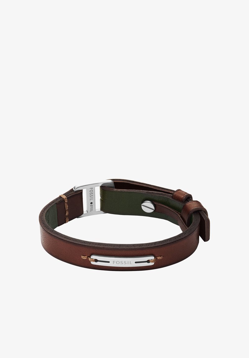 Bracelet en cuir marron avec accents en cuir vert, fermoir argenté et couture décorative. Il comporte une plaque métallique gravée de l'inscription "FOSSIL".