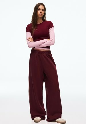 Bershka, PLUSH - JOGGERS - Pantalon de survêtement - bordeaux