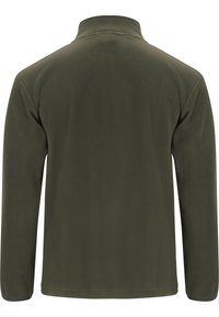 Chaqueta de forro polar verde oliva con un cuello alto, mangas largas y una textura suave. La parte trasera es lisa, sin patrones o adornos adicionales.