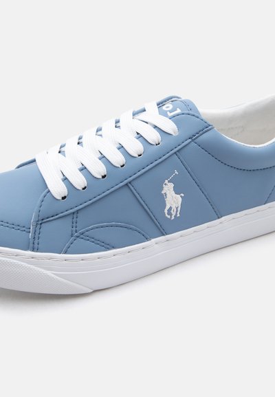 Αθλητικό παπούτσι από ανοιχτό μπλε δέρμα με λευκά κορδόνια, λευκή σόλα και κεντημένο λευκό λογότυπο παίκτη πόλο στην πλαϊνή πλευρά.