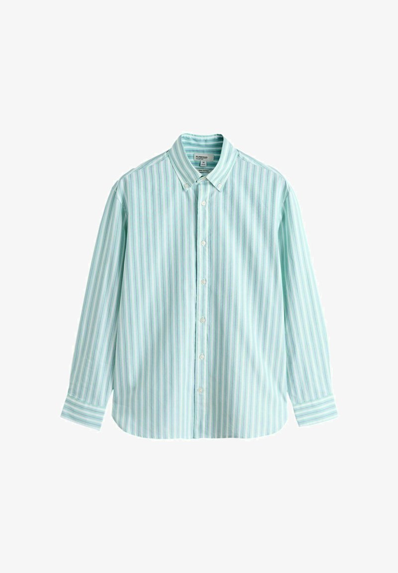 Chemise à manches longues à rayures verticales bleu clair et blanches, avec col pointu et poignets boutonnés.