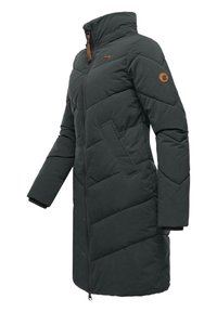 Giacca a vento verde scuro con colletto alto, cuciture a zigzag, tasche laterali e chiusura con zip. Presenta dettagli in ecopelle e polsini a costine.
