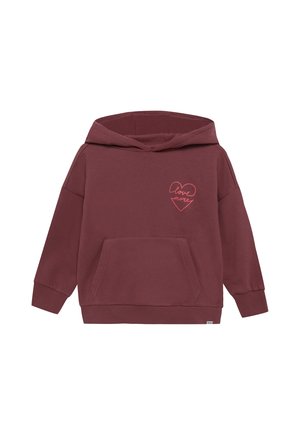 Donkerrode capuchonsweatshirt met voorzak en kleine roze hartafbeelding met de tekst "love more" op de linkerborst.