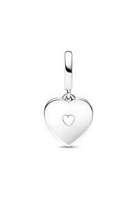 Pendente a forma di cuore in argento con superficie liscia, dotato di un piccolo cuore intagliato al centro e un anello lucido per il fissaggio.