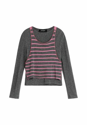 Langærmet grå ribbet skjorte lagdelt med en cropped lyserød og grå vandret striped tanktop.