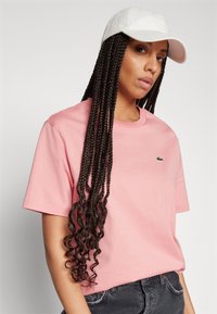 Lacoste T-Shirt basic - tourmaline