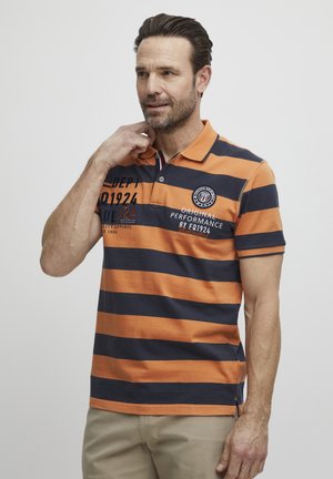 Camisa polo de manga corta para hombre en rayas naranjas y marino. Material de algodón con cuello, con logotipos y textos en la parte frontal.
