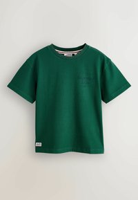 Tmavě zelené krátké tričko s kulatým výstřihem, malým logem "Superdry & Co" na hrudi a značkovou štítkem u dolního lemu.