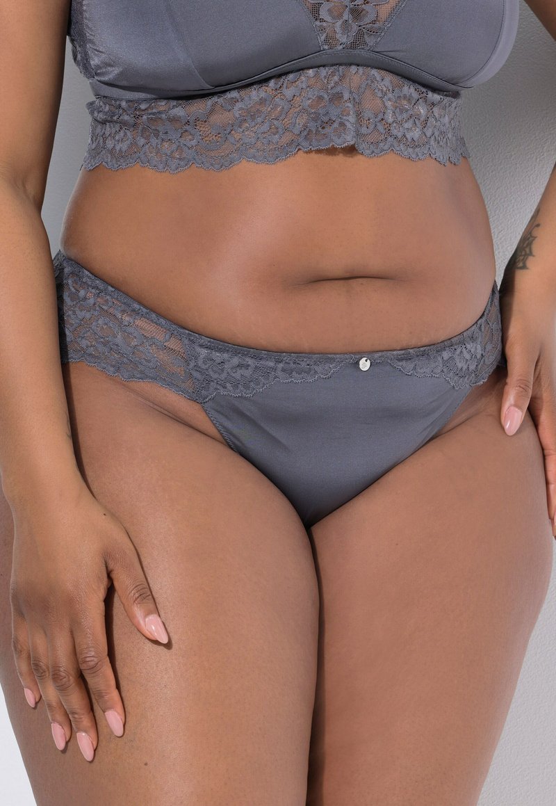 Szare majtki z koronkowym wykończeniem, o gładkim przodzie i dekoracyjnym detalu, z miękkiego materiału i misternymi koronkowymi akcentami.