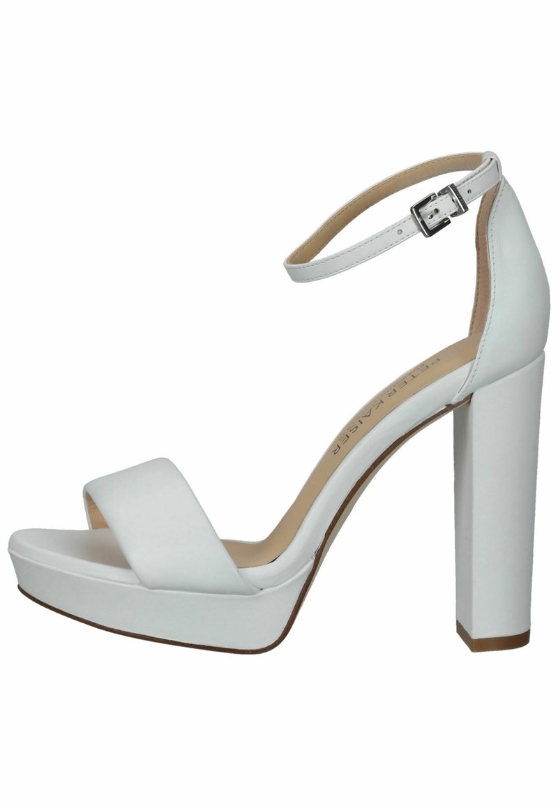 Sandale blanche à talon haut avec bride à la cheville et boucle, talon bloc, et large bande frontale, conçue pour les tenues formelles féminines.