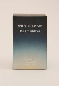 Pudełko perfum Eau de Parfum, gradient od niebieskiego do beżowego, z białym napisem "WILD SHADOW" i "ESOTIQ" oraz szczegółami produktu na froncie.