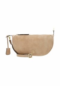 Bolso cruzado de cuero beige con una textura suave, cierre de cremallera, correa ajustable y herrajes en tono dorado. Presenta un detalle de logotipo en el frente.