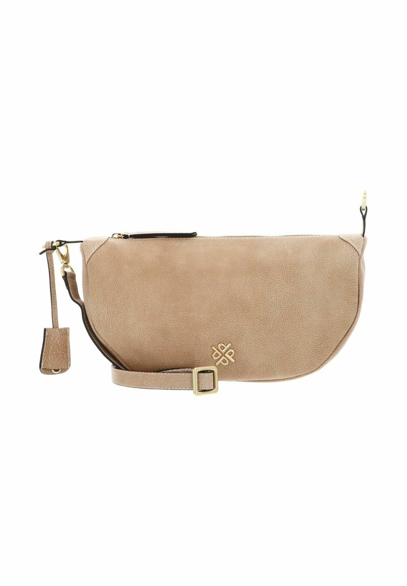 Bolso cruzado de cuero beige con una textura suave, cierre de cremallera, correa ajustable y herrajes en tono dorado. Presenta un detalle de logotipo en el frente.