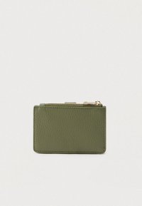 Portcard din piele verde măsliniu cu suprafață texturată, formă dreptunghiulară, închidere cu fermoar în partea de sus și design minimalist.