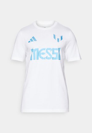 Camiseta de algodón blanca con el texto azul "MESSI" y dos rayas azules en los hombros. Cuello redondo, mangas cortas.