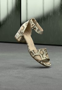 Επιλέχθηκε, white/rouge