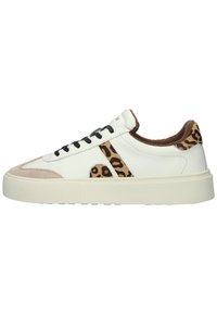 Weißer Sneaker mit einer beigen Wildlederkappe und einem Leopardenmuster-Akzent an der Seite. Mit einem braunen strukturierten Kragen und schwarzen Schnürsenkeln. Gummisohle.