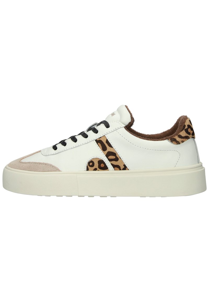 Weißer Sneaker mit einer beigen Wildlederkappe und einem Leopardenmuster-Akzent an der Seite. Mit einem braunen strukturierten Kragen und schwarzen Schnürsenkeln. Gummisohle.