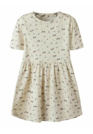 Robe à manches courtes en tissu doux crème avec une taille froncée, arborant un imprimé de libellules dans des tons de violet et de bleu. Texture lisse.