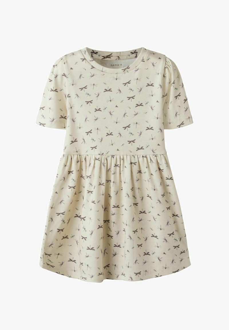 Robe à manches courtes en tissu doux crème avec une taille froncée, arborant un imprimé de libellules dans des tons de violet et de bleu. Texture lisse.