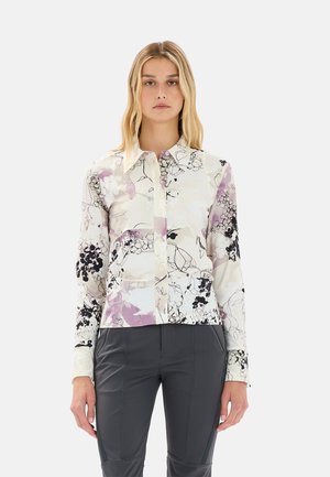 Camicia con bottoni realizzata in tessuto leggero, con un motivo floreale in viola e nero su uno sfondo crema. Maniche lunghe, colletto classico.