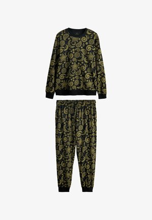 Juoda ilgomis rankovėmis sportinė apranga – džemperis ir kelnės – su auksiniu dangaus motyvu, vaizduojančiu žvaigždes, mėnulius, žibintus ir gėlių ornamentus.