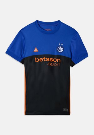 Blauw-zwart sportshirt met oranje "betsson.sport" logo, Inter Milan embleem en ACG driehoek op de voorkant.