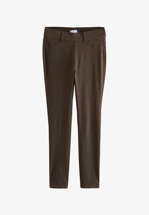 Hnedé elastické legíny s priliehavým strihom, ktoré majú pás, dve predné vrecká a hladkú textúru.