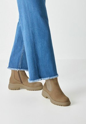 ELEGANTE CHELSEA - Plateaustøvletter - camel