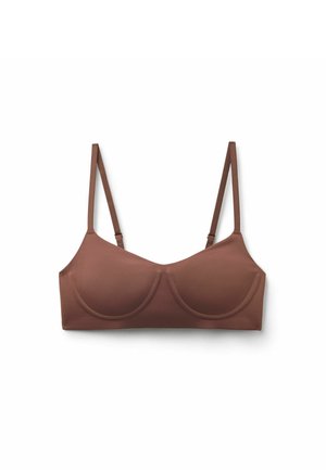 Brauner nahtloser Unterwäsche-BH mit Bügeln und verstellbaren dünnen Schulterträgern vor weißem Hintergrund.