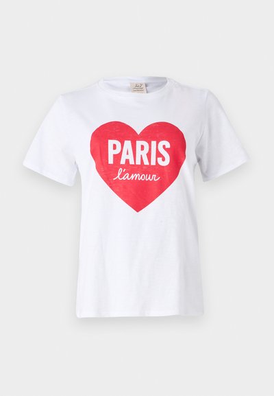 Tricou alb din bumbac, cu un grafic mare de inimă roșie, având inscripția "PARIS" cu litere albe îngroșate și "l'amour" în scris mic dedesubt. Mâneci scurte.