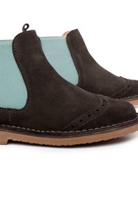 Bottines en suede noires avec des côtés en élastique bleu clair, des détails de brogue et une semelle en caoutchouc texturé. Les coutures ajoutent un contraste de design.