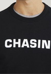 CHASIN' Sudadera - black