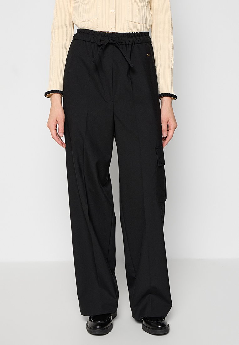 Zwarte wijde broek van gladde stof, met een elastische tailleband met trekkoord en een zijvak voor cargo.