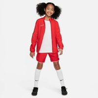 Roter Trainingsanzug mit einer Reißverschlussjacke und passenden Shorts, darunter ein weißes T-Shirt. Schwarze Fußballschuhe und weiße Socken. Nike-Logo vorhanden.
